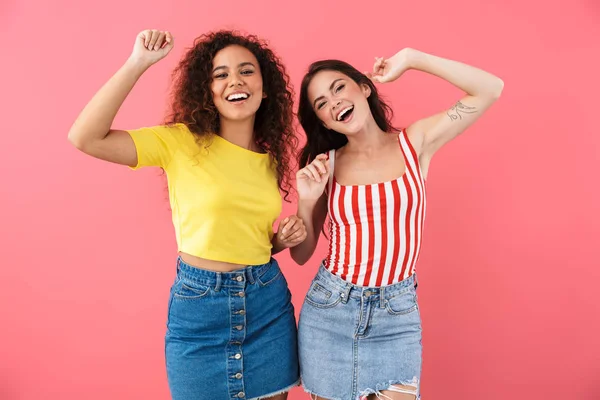 Imagen de chicas multinacionales felices sonriendo y bailando juntas — Foto de Stock