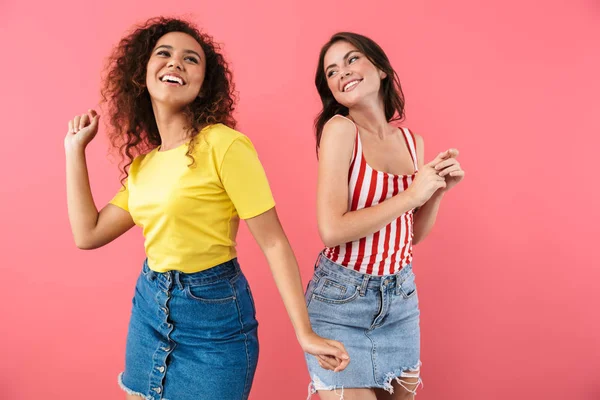 Beeld van positieve multinationale meisjes die samen lachen en dansen — Stockfoto