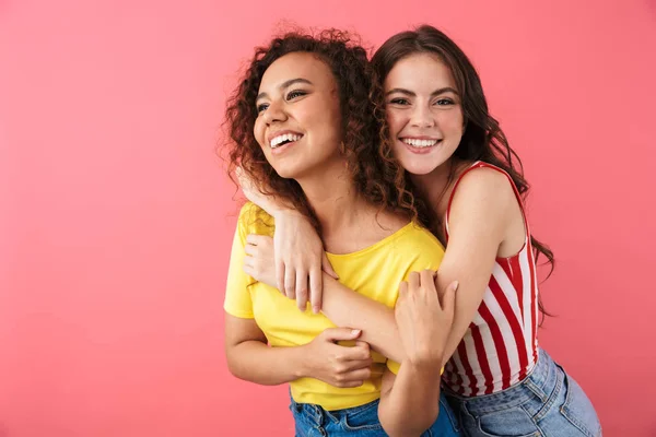 Obraz wesołych wielonarodowych dziewczyn przytulających się i uśmiechających razem — Zdjęcie stockowe