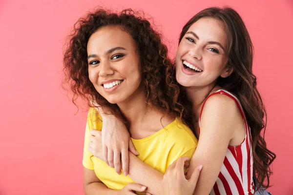 Imagen de muchachas multinacionales alegres abrazándose y sonriendo juntas —  Fotos de Stock