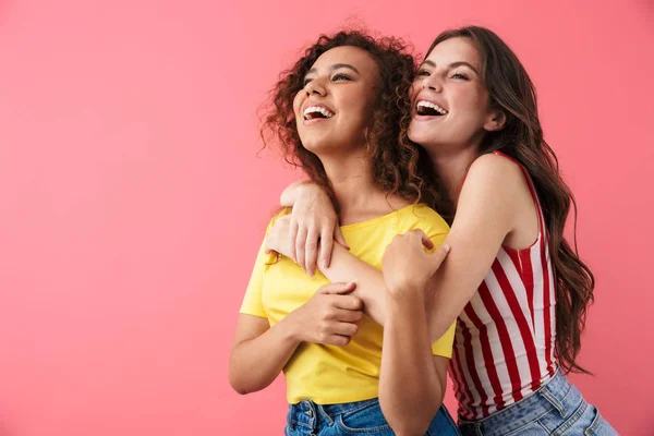 Imagen de chicas multinacionales increíbles mirando hacia arriba y sonriendo — Foto de Stock