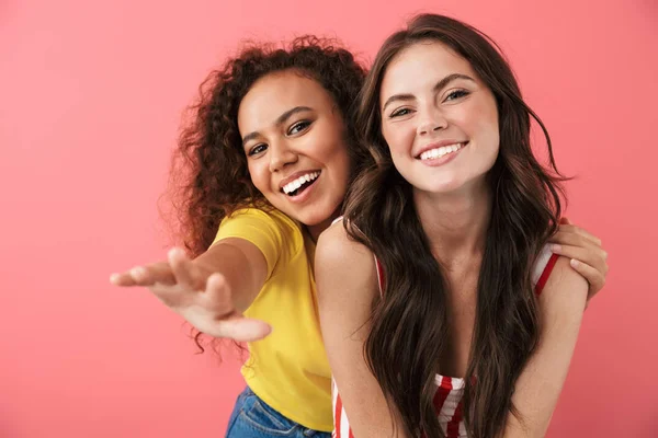 Bild av attraktiva multinationella flickor som ler tillsammans framför kameran — Stockfoto