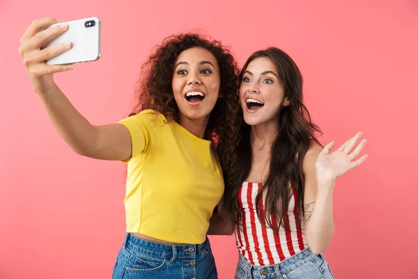 Image of brunette multinational girls taking selfie photo on cellphone — Stock Photo, Image