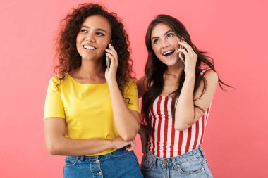 Cep telefonuyla konuşan ve gülümseyen çok uluslu kızların resmi