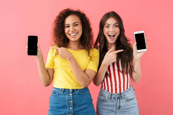 Image of pretty multinational girls holding cellphones together — Stock Photo, Image