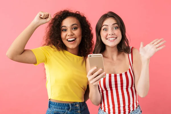 Imaginea fetelor multinaționale bucuroase care se bucură și se uită la telefonul mobil — Fotografie, imagine de stoc