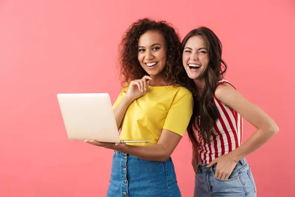 Imagem de meninas multinacionais felizes regozijando e segurando computador portátil — Fotografia de Stock