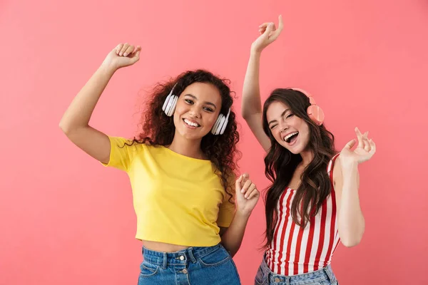 Imagen de chicas multinacionales felices escuchando música con auriculares — Foto de Stock