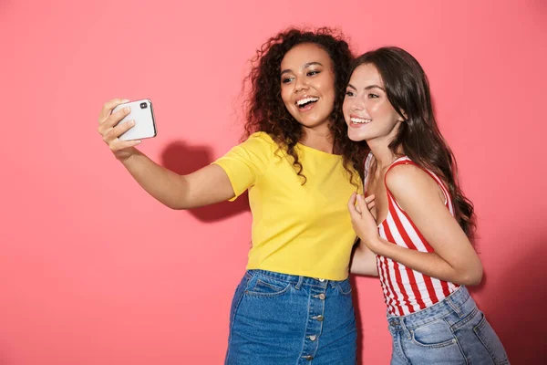 Imagen de chicas multinacionales encantadoras tomando foto selfie en el teléfono celular — Foto de Stock