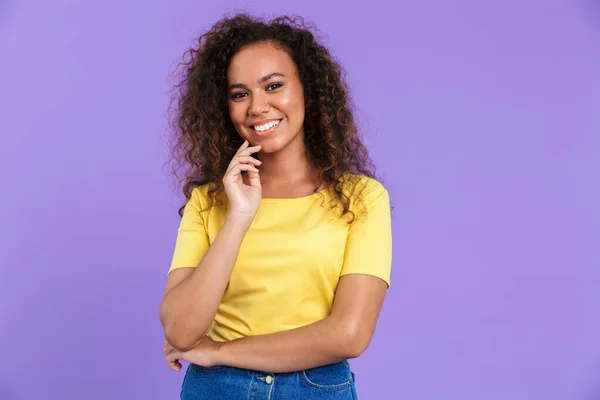 Imagen de la increíble mujer afroamericana posando en la cámara con sonrisa —  Fotos de Stock