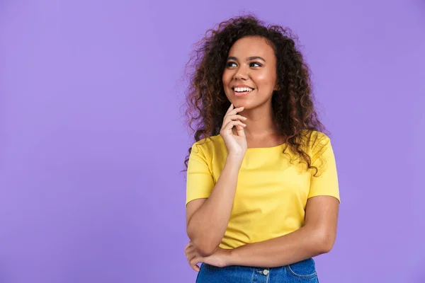 Imagem da mulher americana africana bonita posando na câmera com sorriso — Fotografia de Stock