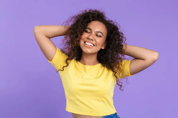 Imagem da jovem mulher afro-americana posando à câmera com sorriso — Fotografia de Stock