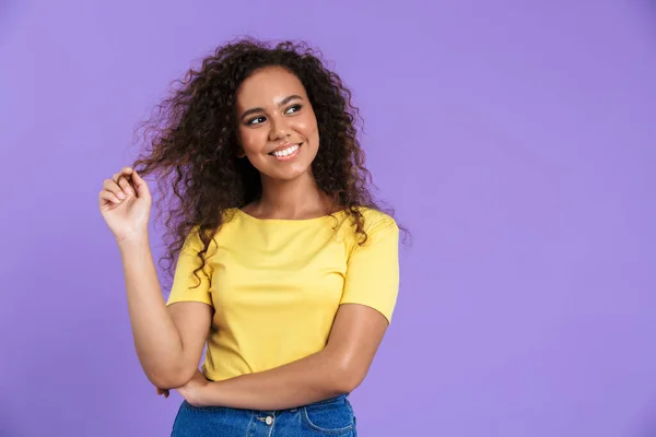 Retrato de una buena mujer afro americana sonriendo y mirando a un lado — Foto de Stock