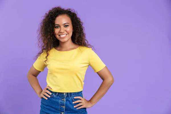 Portrait de jeune femme afro-américaine souriante et regardant la caméra — Photo