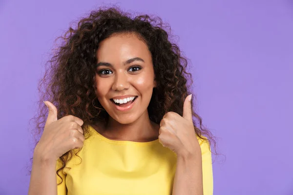 Retrato de mujer afro-americana excitada sonriendo con los pulgares hacia arriba —  Fotos de Stock