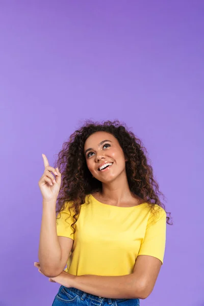 Porträtt av afro amerikansk söt kvinna pekar finger uppåt — Stockfoto