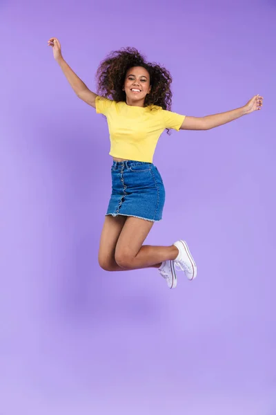 Imagen completa de la alegre mujer afroamericana sonriendo y saltando —  Fotos de Stock