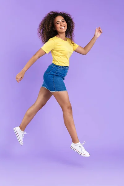 Imagen completa de la feliz mujer afroamericana sonriendo y caminando — Foto de Stock