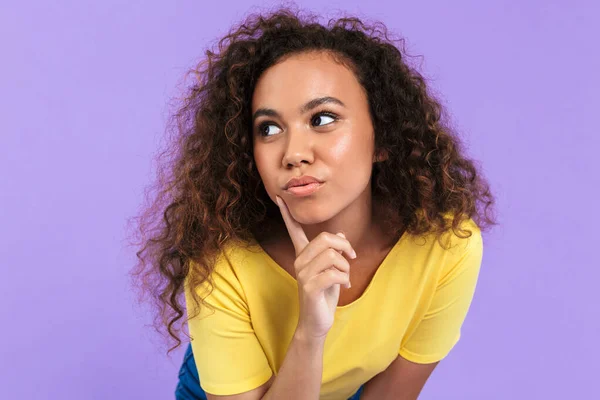 Imagem da mulher americana africana encantadora com cabelo encaracolado olhando para o lado — Fotografia de Stock