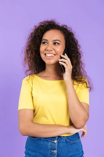 Bild av lycklig afrikansk amerikansk kvinna talar på smartphone — Stockfoto