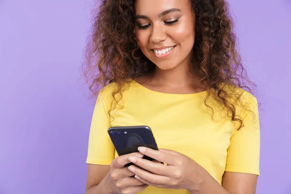 Imagem da mulher americana africana lindo sorrindo e segurando smartphone — Fotografia de Stock