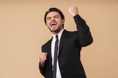 Takım elbiseli yakışıklı bir iş adamının portresi.