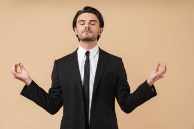 Takım elbiseli yakışıklı bir iş adamının portresi.