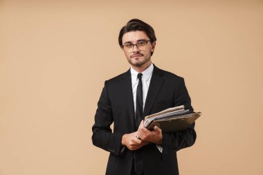 Takım elbiseli yakışıklı bir iş adamının portresi.