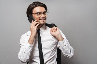 Takım elbiseli yakışıklı bir iş adamının portresi.