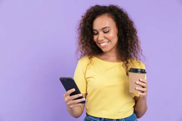 Adorável jovem menina africana vestindo roupas casuais de pé — Fotografia de Stock