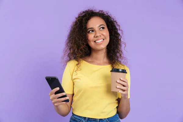 Adorável jovem menina africana vestindo roupas casuais de pé — Fotografia de Stock