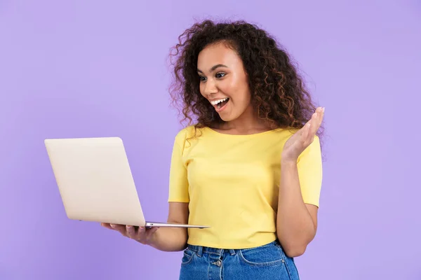 Imagen de mujer afroamericana emocionada sosteniendo computadora portátil — Foto de Stock