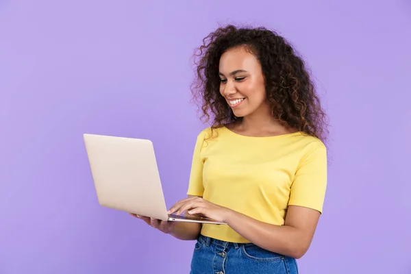 Imagem da bela mulher africana americana segurando computador portátil — Fotografia de Stock