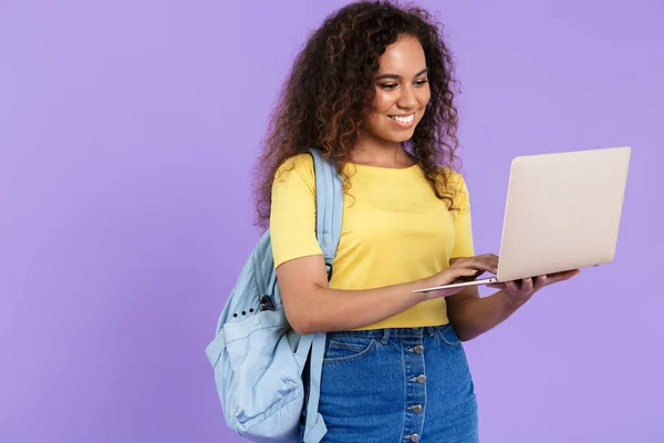 Immagine di una bella studentessa afro-americana con un computer portatile in mano — Foto Stock