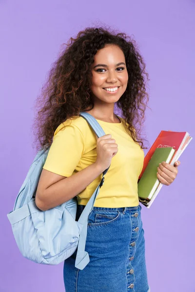 Afbeelding van charmant Afrikaans Amerikaans student meisje met oefening boeken — Stockfoto