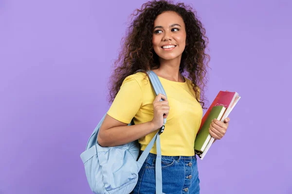 かなりアフリカ系アメリカ人の学生の女の子が運動の本を持っている — ストック写真