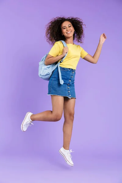 Imagen de una estudiante afroamericana sonriente llevando mochila — Foto de Stock