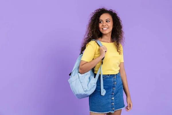 Imagen de una hermosa estudiante afroamericana llevando mochila — Foto de Stock