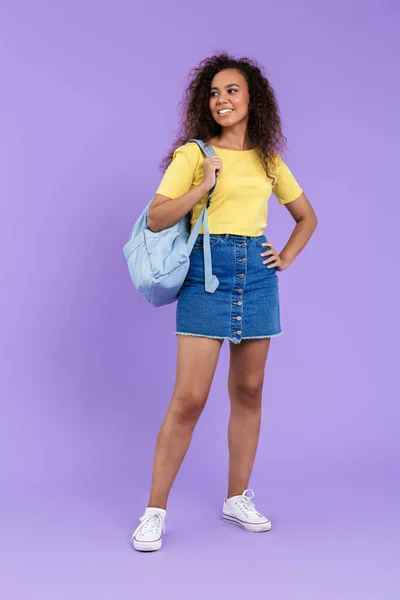 Imagen de chica estudiante afroamericana morena llevando mochila —  Fotos de Stock