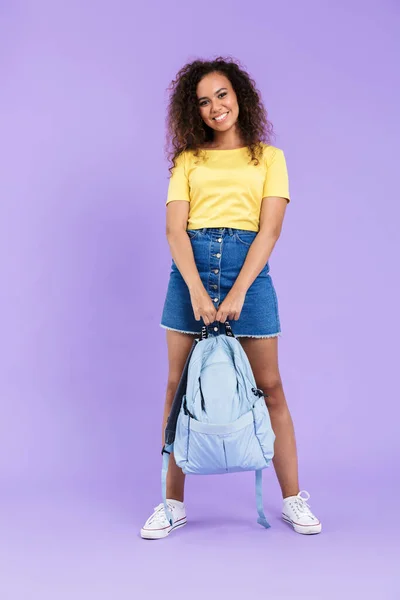 Imagen de una estudiante afroamericana complacida llevando mochila —  Fotos de Stock