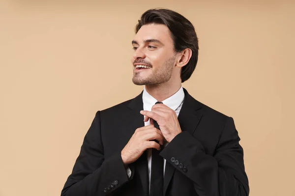Retrato de un joven hombre de negocios guapo con traje — Foto de Stock