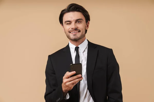 Retrato de um belo jovem empresário vestindo terno — Fotografia de Stock