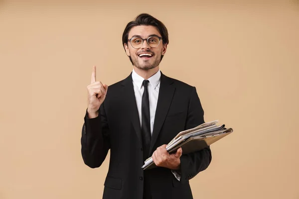 Portrait d'un beau jeune homme d'affaires en costume — Photo