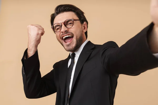 Retrato de un joven hombre de negocios guapo con traje — Foto de Stock