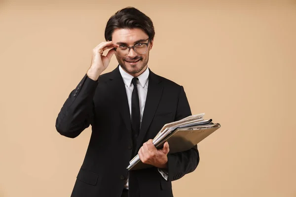 Retrato de um belo jovem empresário vestindo terno — Fotografia de Stock