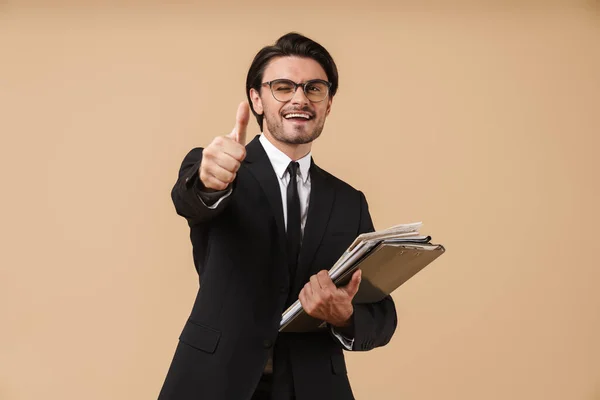 Portrait d'un beau jeune homme d'affaires en costume — Photo