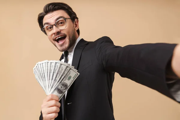 Retrato de um belo jovem empresário vestindo terno — Fotografia de Stock