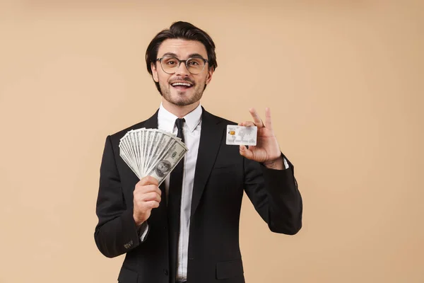 Retrato de un joven hombre de negocios guapo con traje — Foto de Stock