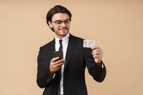 Wizerunek odnoszącego sukcesy biznesmena posiadającego telefon komórkowy i samochód kredytowy — Zdjęcie stockowe