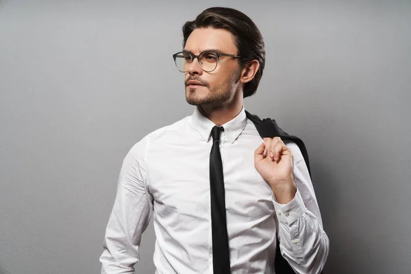 Retrato de un joven hombre de negocios guapo con traje — Foto de Stock